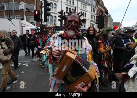 L'interprète au cours de l'Assemblée Douzième Nuit de célébrations et les mimes joue à Southwark, au centre de Londres. Banque D'Images