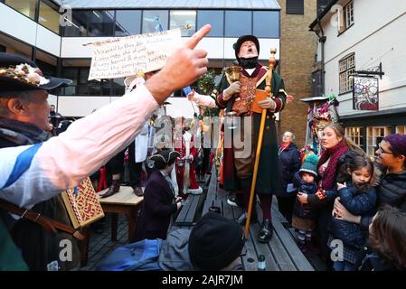 Les artistes interprètes ou exécutants dans le cadre du congrès annuel de la Douzième Nuit de célébrations et les mimes joue à la George Inn, à Southwark, au centre de Londres. Banque D'Images