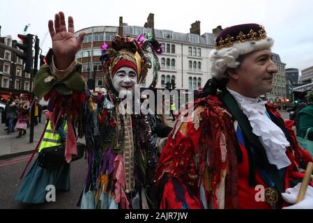 L'interprète au cours de l'Assemblée Douzième Nuit de célébrations et les mimes joue à Southwark, au centre de Londres. Banque D'Images