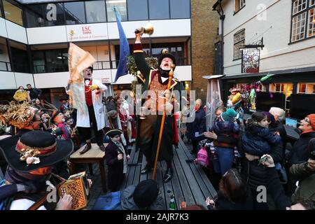 Les artistes interprètes ou exécutants dans le cadre du congrès annuel de la Douzième Nuit de célébrations et les mimes joue à la George Inn, à Southwark, au centre de Londres. Banque D'Images