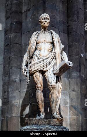 Milan Italie. L'intérieur de la cathédrale du Duomo. Statue de Saint Barthélémy par Marco Agrate Banque D'Images