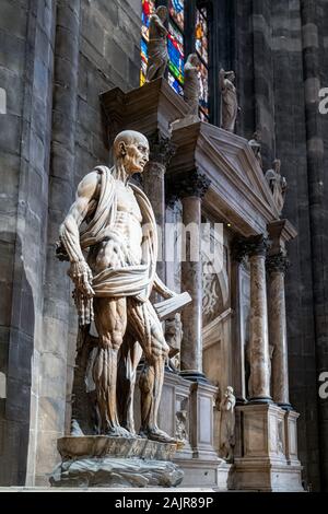 Milan Italie. L'intérieur de la cathédrale du Duomo. Statue de Saint Barthélémy par Marco Agrate Banque D'Images