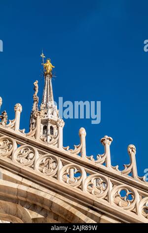 Milan Italie. Or la vierge en haut de la cathédrale (Duomo). Banque D'Images