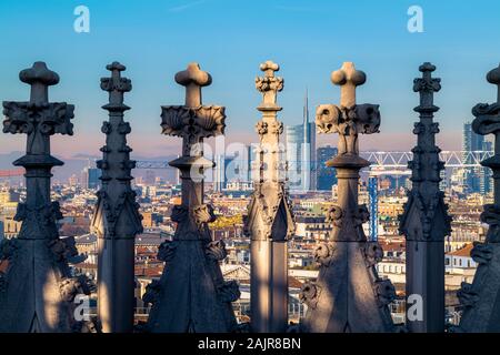 Milan Italie. Le paysage urbain de la flèches de la cathédrale (Duomo). Banque D'Images