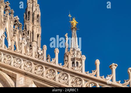 Milan Italie. Or la vierge en haut de la cathédrale (Duomo). Banque D'Images