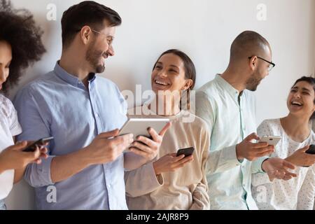 Smiling jeunes multiethniques ligne à l'aide de cuisine Banque D'Images