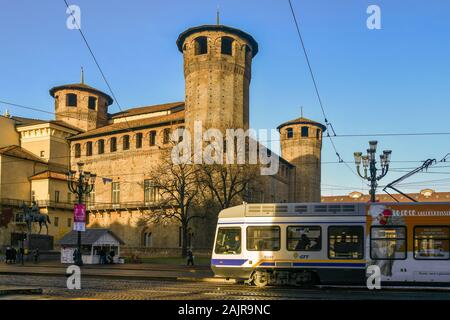 Vue panoramique sur la Piazza Castello, dans le centre-ville de Turin, avec un tramway passant devant Casaforte degli Acaja forteresse médiévale, Piémont, Italie Banque D'Images