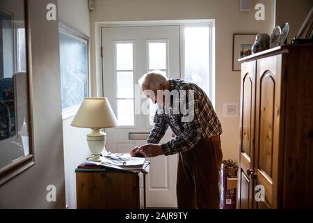 87 ans, un homme âgé, vivant seule, s'est levé de son couloir, Angleterre, Royaume-Uni Banque D'Images