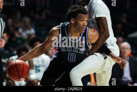 Janvier 04, 2020 : Duke Blue Devils avant Wendell Moore Jr. (0) entraîne la balle sous la pression de l'avant les championnats de France Anthony Walker (11) au cours de la seconde moitié d'un match de basket-ball NCAA au centre Watsco à Coral Gables, en Floride. Mario Houben/CSM Banque D'Images