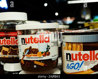 L'huile de palme sucré du Nutella, aromatisée à la propagation de noisette et de cacao, génériquement appelé chocolat à tartiner au magasin. Banque D'Images