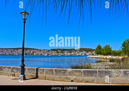 Une vue imprenable vers la capitale Argostoli ville, vue depuis le Pont de Pierre Bosset, un chemin piétonnier à travers la baie. Banque D'Images