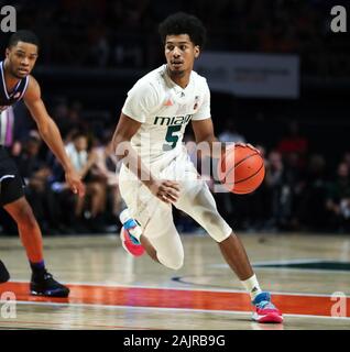 Coral Gables, en Floride, aux Etats-Unis. 08Th Jan, 2020. Garde les Harlond Beverly (5) entraîne la balle pendant la seconde moitié d'un terrain de basket-ball NCAA contre le Duc Blue Devils match au Centre Watsco à Coral Gables, en Floride. Mario Houben/CSM/Alamy Live News Banque D'Images