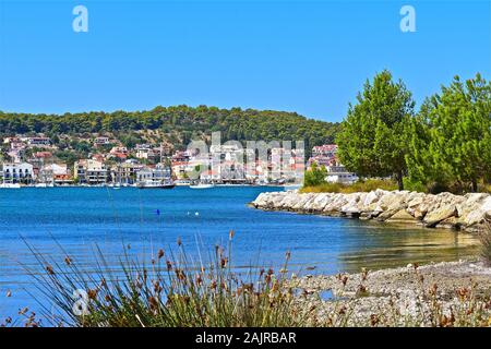 Une vue vers la ville capitale Argostoli. Vu de De Bosset Bridge, une passerelle en pierre sur la magnifique baie. Banque D'Images