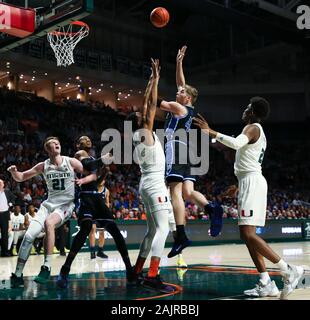 Janvier 04, 2020 : Duke Blue Devils avant Jack White (41) tire la balle contre les ouragans à Miami center Rodney Miller Jr (14) au cours de la première moitié d'un match de basket-ball NCAA au centre Watsco à Coral Gables, en Floride. Mario Houben/CSM Banque D'Images