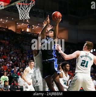 Janvier 04, 2020 : Duke Blue Devils Centre Vernon Carey Jr. (1) va au panier pendant la première moitié d'un match de basket-ball NCAA contre les ouragans à Miami le centre Watsco à Coral Gables, en Floride. Mario Houben/CSM Banque D'Images