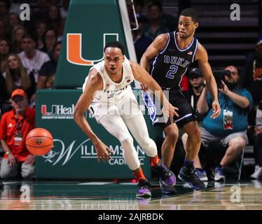 Janvier 04, 2020 Les Championnats de France : Rodney Miller Jr. centre (14) a l'air de chasser une balle que Duke Blue Devils guard Cassius Stanley (2) suit l'action au cours de la première moitié d'un match de basket-ball NCAA au centre Watsco à Coral Gables, en Floride. Mario Houben/CSM Banque D'Images