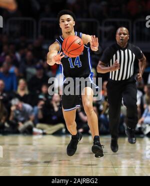 Coral Gables, en Floride, aux Etats-Unis. 08Th Jan, 2020. Duke Blue Devils guard Jordan Goldwire (14) passe le ballon au cours de la première moitié d'un match de basket-ball NCAA contre les ouragans à Miami le centre Watsco à Coral Gables, en Floride. Mario Houben/CSM/Alamy Live News Banque D'Images