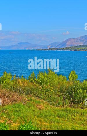Une belle vue sur la mer en direction de l'ancien phare Saint Theodore lanterne dans la distance. Merveilleuses montagnes ajouter au paysage spectaculaire. Banque D'Images