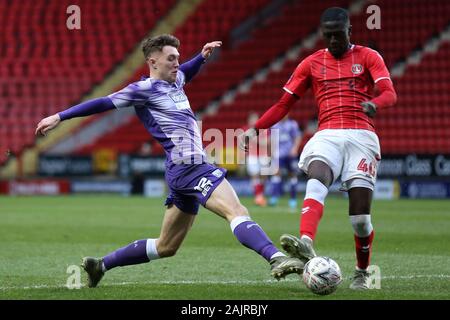 Londres, ANGLETERRE - 5 janvier Dara O'Shea de West Bromwich Albion abordés par Brendan Wiredu de Charlton Athletic au cours de la FA Cup match entre Charlton Athletic et West Bromwich Albion à la vallée, Londres le dimanche 5 janvier 2020. (Crédit : Jacques Feeney | MI News) photographie peut uniquement être utilisé pour les journaux et/ou magazines fins éditoriales, licence requise pour l'usage commercial Crédit : MI News & Sport /Alamy Live News Banque D'Images