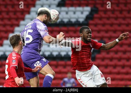 Londres, ANGLETERRE - 5 janvier Charlie Austin de West Bromwich Albion tête passé Brendan Wiredu de Charlton Athletic au cours de la FA Cup match entre Charlton Athletic et West Bromwich Albion à la vallée, Londres le dimanche 5 janvier 2020. (Crédit : Jacques Feeney | MI News) photographie peut uniquement être utilisé pour les journaux et/ou magazines fins éditoriales, licence requise pour l'usage commercial Crédit : MI News & Sport /Alamy Live News Banque D'Images