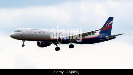 Heathrow, Royaume-Uni - 03 août 2019 : COMPAGNIE AÉRIENNE AVION inscription l'inscription, le numéro de vol vol arrivant à l'aéroport d'Heathrow à partir de la GAM Banque D'Images