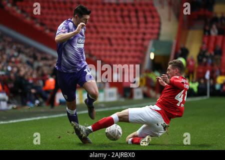 Londres, ANGLETERRE - 5 janvier Gareth Barry de West Bromwich Albion abordés par Toby Stevenson de Charlton Athletic au cours de la FA Cup match entre Charlton Athletic et West Bromwich Albion à la vallée, Londres le dimanche 5 janvier 2020. (Crédit : Jacques Feeney | MI News) photographie peut uniquement être utilisé pour les journaux et/ou magazines fins éditoriales, licence requise pour l'usage commercial Crédit : MI News & Sport /Alamy Live News Banque D'Images