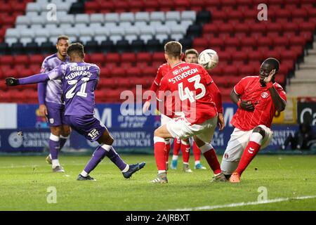 Londres, ANGLETERRE - 5 janvier Kyle Edwards de West Bromwich Albion Toby Stevenson de tir passé Charlton Athletic et Naby Sarr de Charlton Athletic au cours de la FA Cup match entre Charlton Athletic et West Bromwich Albion à la vallée, Londres le dimanche 5 janvier 2020. (Crédit : Jacques Feeney | MI News) photographie peut uniquement être utilisé pour les journaux et/ou magazines fins éditoriales, licence requise pour l'usage commercial Crédit : MI News & Sport /Alamy Live News Banque D'Images