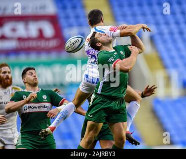 READING, Royaume-Uni. 05th, Jan 2020. Phil Dollman Exeter Chiefs et Curtis Rona de London Irish9 (à droite) saute en l'air pendant l'Gallagher Premiership match de rugby entre London Irish vs Exeter Chiefs au Madejski Stadium le dimanche, 05 janvier 2020. Londres Angleterre . (Usage éditorial uniquement, licence requise pour un usage commercial. Aucune utilisation de pari, de jeux ou d'un seul club/ligue/dvd publications.) Crédit : Taka G Wu/Alamy Live News Banque D'Images