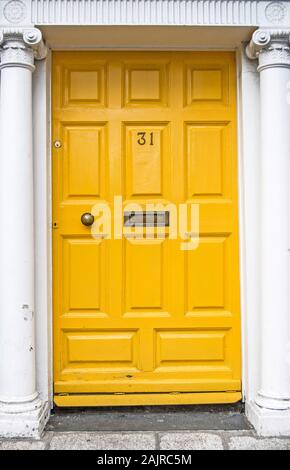 Porte de couleur jaune à Dublin Banque D'Images