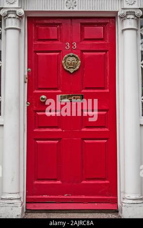 Porte de couleur rouge à Dublin Banque D'Images