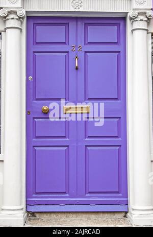 La porte de couleur violette à Dublin Banque D'Images