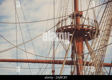 Crows Nest Point de navire dans la partie supérieure du mât principal. Vintage thème maritime. Banque D'Images