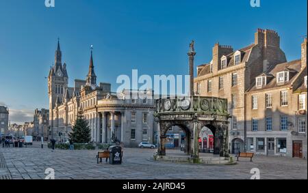 ABERDEEN CITY ECOSSE LE MERCAT CROSS ET UN ARBRE DE NOËL DANS CASTLEGATE REGARDANT VERS LA MAISON DE VILLAGE ET UNION STREET Banque D'Images