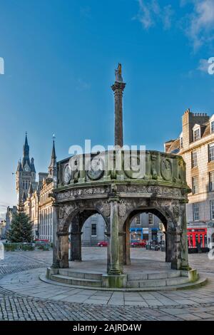 ABERDEEN CITY ECOSSE LE MERCAT CROSS EN CASTLEGATE ET L'arbre de Noël avec ses décorations Banque D'Images