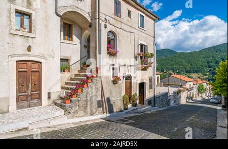 Vue panoramique d'été à Opi, beau village dans la région des Abruzzes, Italie. Banque D'Images