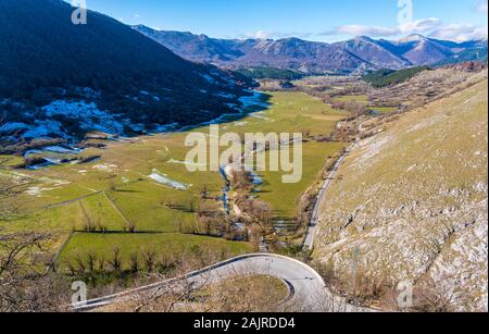 Vue panoramique de l'hiver depuis Opi, beau village dans la région des Abruzzes en Italie. Banque D'Images