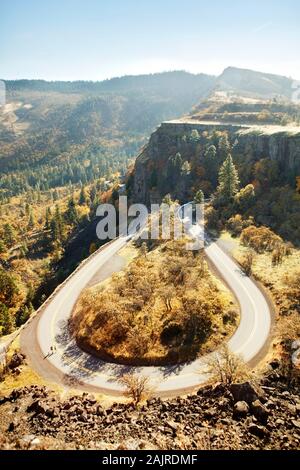 Photo aérienne de deux coureurs sur une route pittoresque en automne Banque D'Images