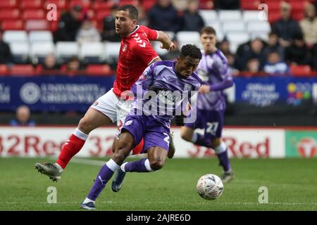 Londres, ANGLETERRE - 5 janvier Kyle Edwards de West Bromwich Albion au-delà de Chris Solly de Charlton Athletic au cours de la FA Cup match entre Charlton Athletic et West Bromwich Albion à la vallée, Londres le dimanche 5 janvier 2020. (Crédit : Jacques Feeney | MI News) photographie peut uniquement être utilisé pour les journaux et/ou magazines fins éditoriales, licence requise pour l'usage commercial Crédit : MI News & Sport /Alamy Live News Banque D'Images