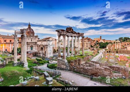 Rome, Italie. Ancien Forum romain au coucher du soleil. Banque D'Images