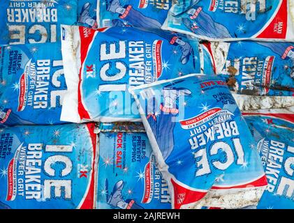 Pile de sacs de sable d'hiver de brise-glace pour le nettoyage des sentiers et la réduction du risque de glissades dangereuses, givrée et à vendre à un Yorkshire Banque D'Images