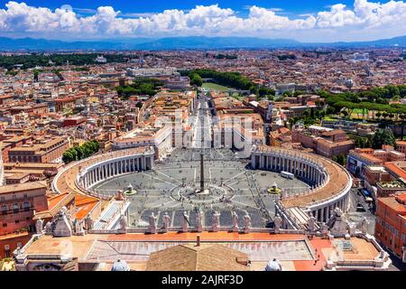Rome, Italie. Célèbre la place Saint Pierre au Vatican et vue aérienne de la ville.