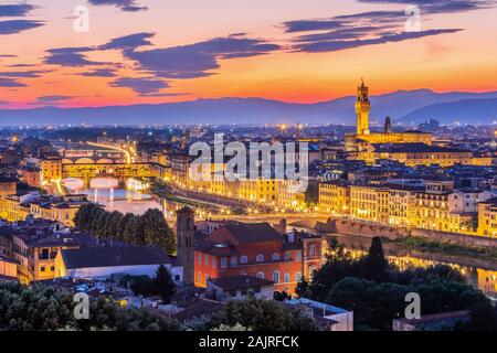 Florence, Italie. La Cathédrale et la coupole de Brunelleschi au coucher du soleil. Banque D'Images