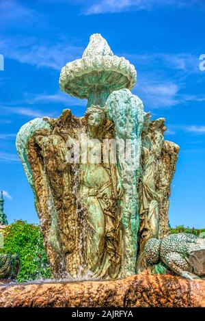 Ravadinovo, Bulgarie - 07.11.2019. Fontaine de la place près de l'église sur le territoire de l'Ravadinovo château en Bulgarie, on a sunny summer da Banque D'Images