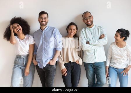 Heureux les jeunes gens multiraciale qui pose pour photo de groupe Banque D'Images