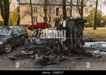 Octobre 25, 2019, Riga, Lettonie : entièrement voitures brûlées dans la ville à l'automne, l'arrière-plan d'accident Banque D'Images