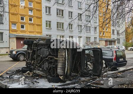 Octobre 25, 2019, Riga, Lettonie : entièrement voitures brûlées dans la ville à l'automne, l'arrière-plan d'accident Banque D'Images