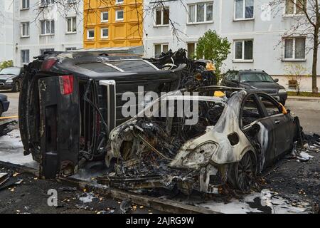 Octobre 25, 2019, Riga, Lettonie : entièrement voitures brûlées dans la ville à l'automne, l'arrière-plan d'accident Banque D'Images