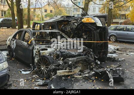 Octobre 25, 2019, Riga, Lettonie : entièrement voitures brûlées dans la ville à l'automne, l'arrière-plan d'accident Banque D'Images