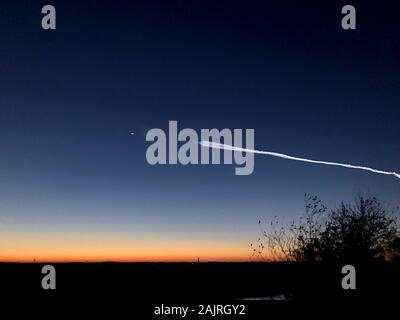 L'Atlas V Boeing CST-100 vol orbital Starliner (Test) IL S'briser le mur du son, comme vu de Charleston, Caroline du Sud. La fusée ha Banque D'Images