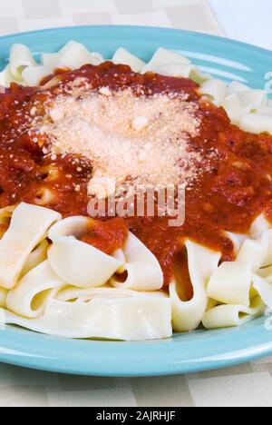 Souper spaghetti végétarienne maison faite avec une sauce marinara à base de tomate et fromage parmesan saupoudré sur le dessus. Banque D'Images